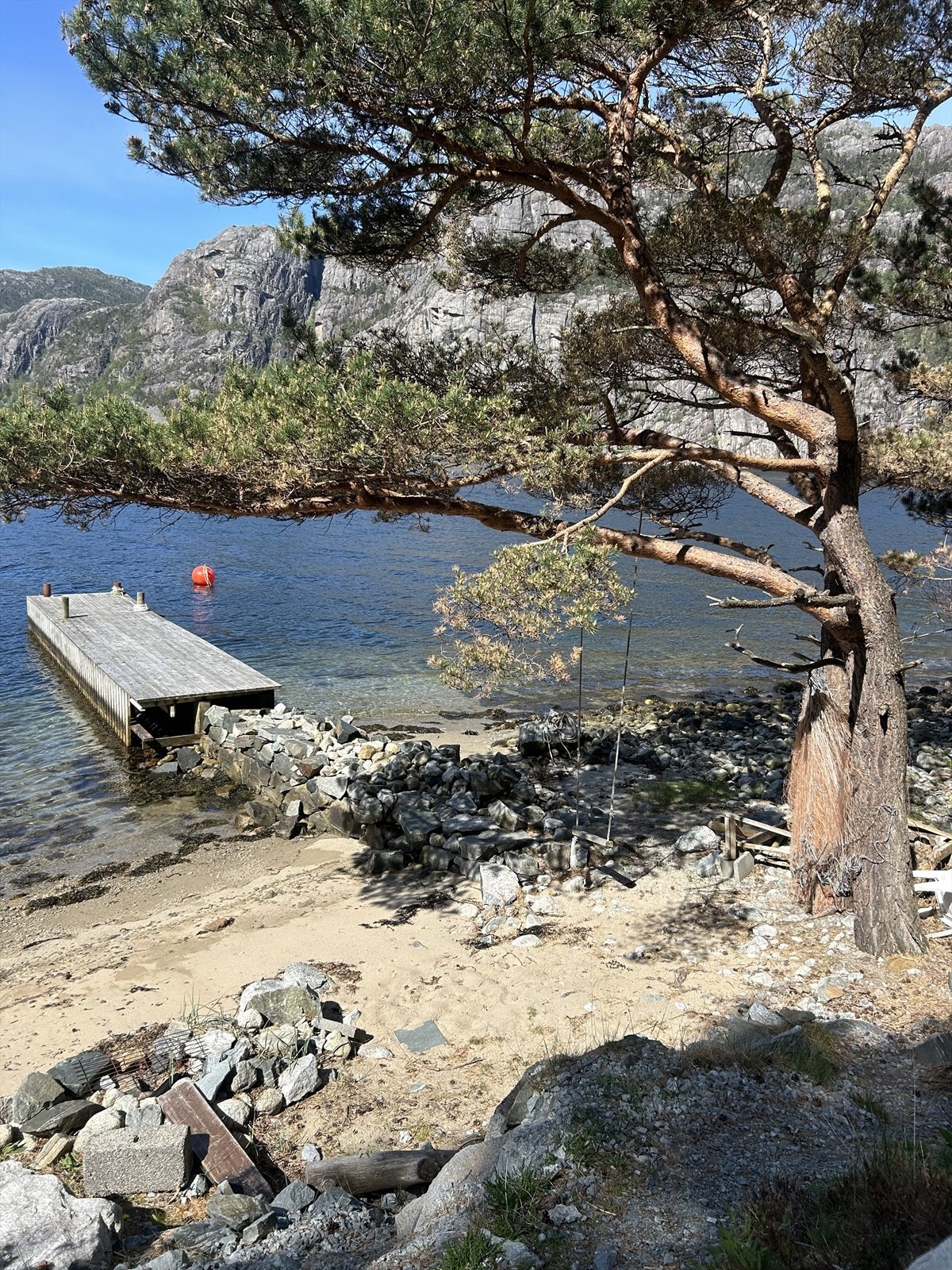 Herlig sjøtomt med brygge som deles med nabohytte og sandstrand. Galleribilde