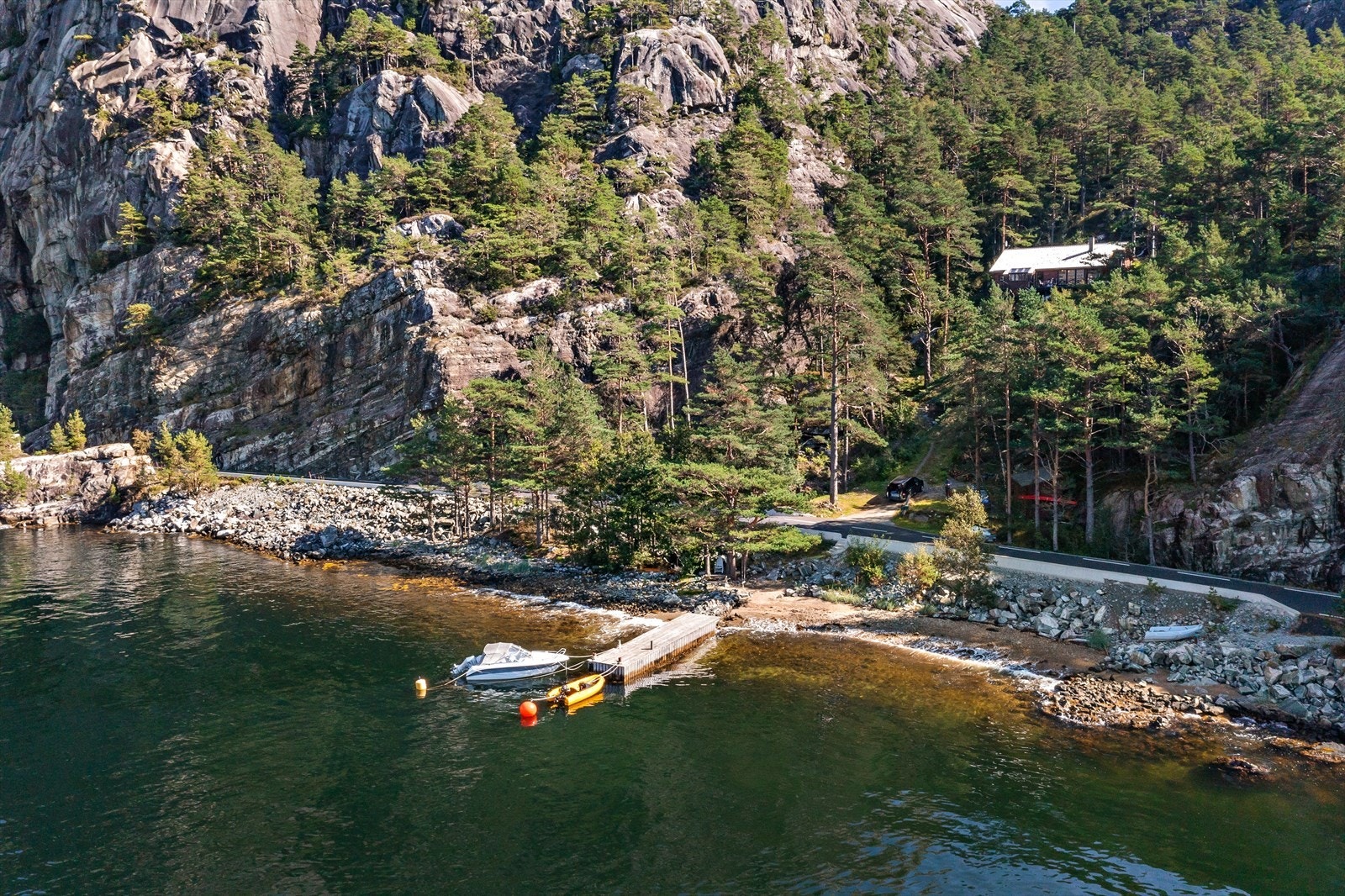 En perle i Lysfjorden! Spennende fritidseiendom med brygge og sandstrand. Galleribilde