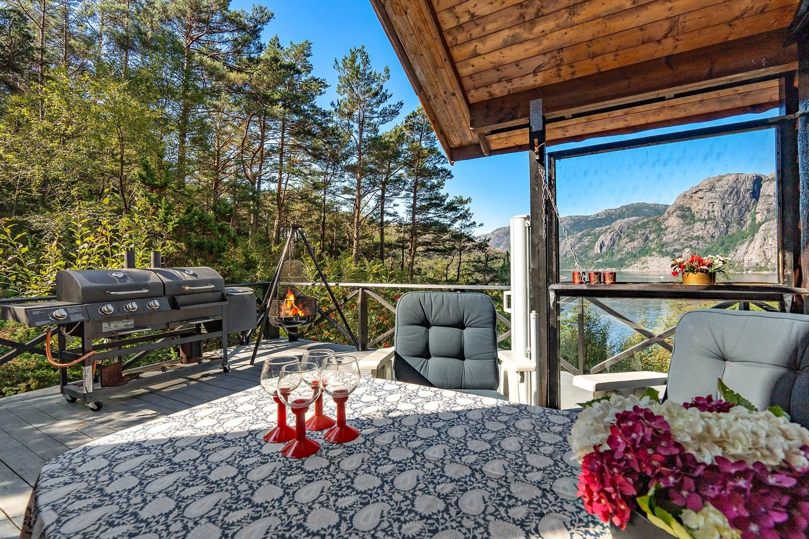 Delvis overbygg med plass til spisegruppe. Galleribilde