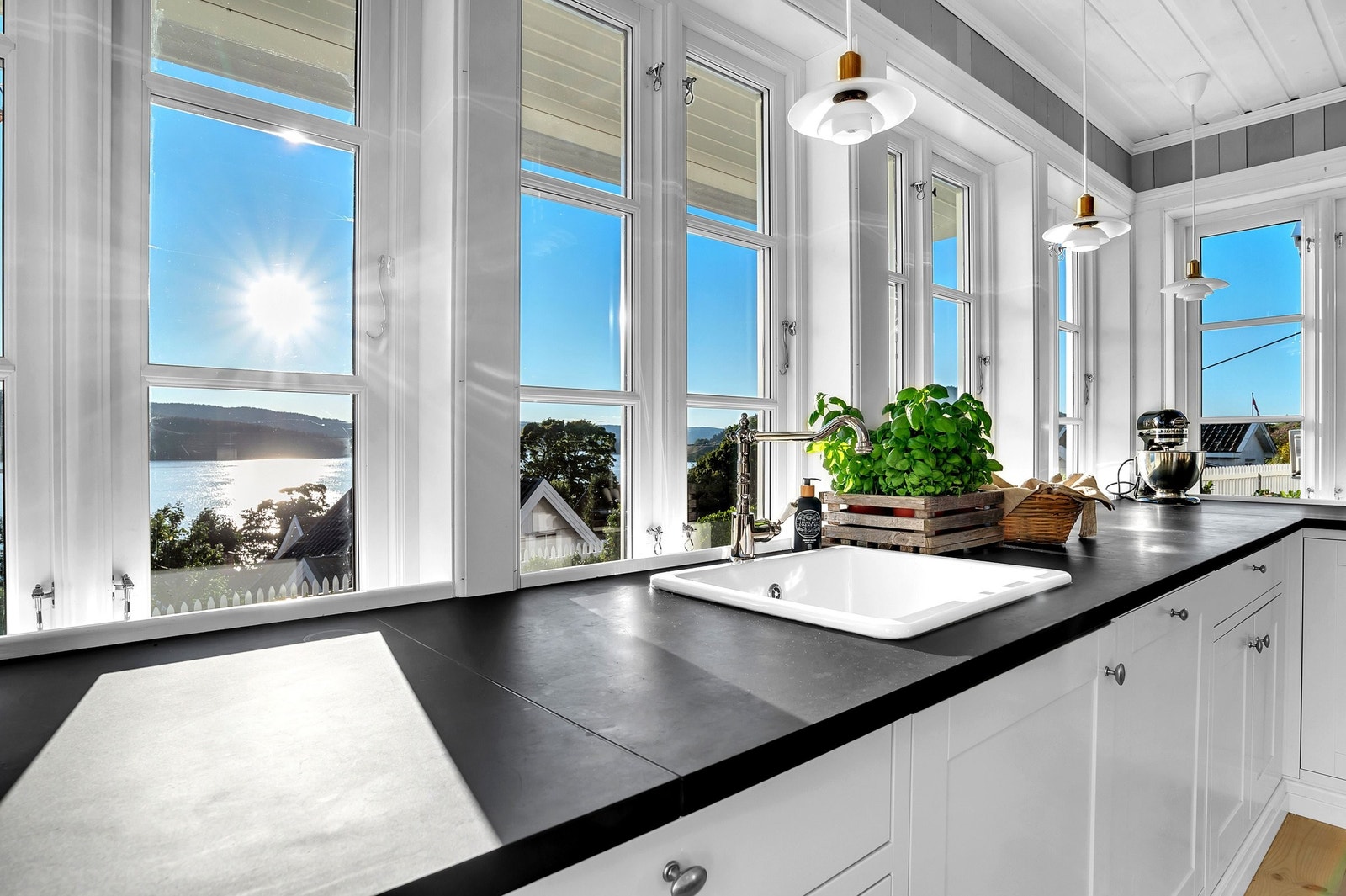 kjøkken med spektakulær utsikt Galleribilde