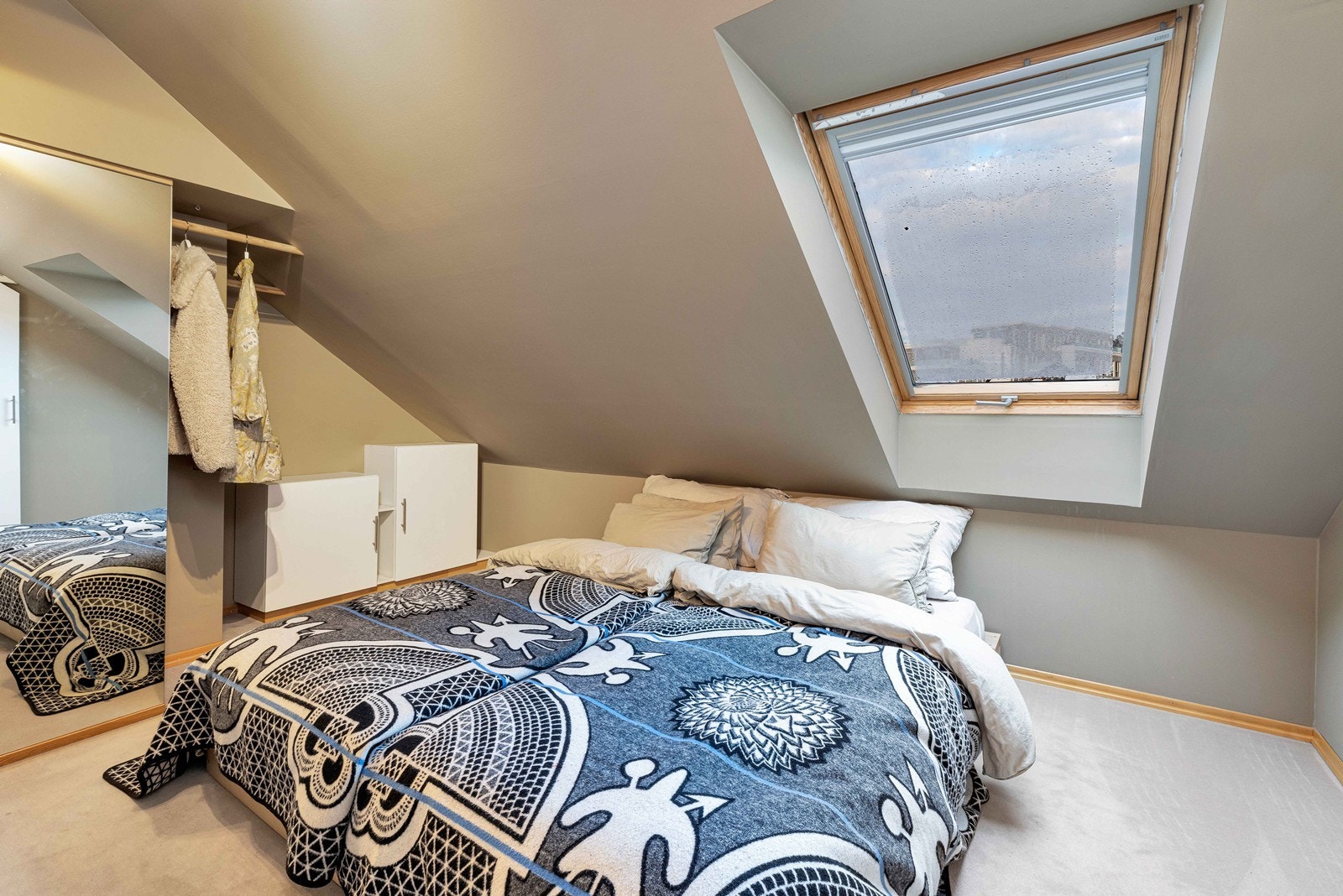3 gode soverom i loftetasjen. Hovedsoverom med god plass til dobbeltseng. Galleribilde