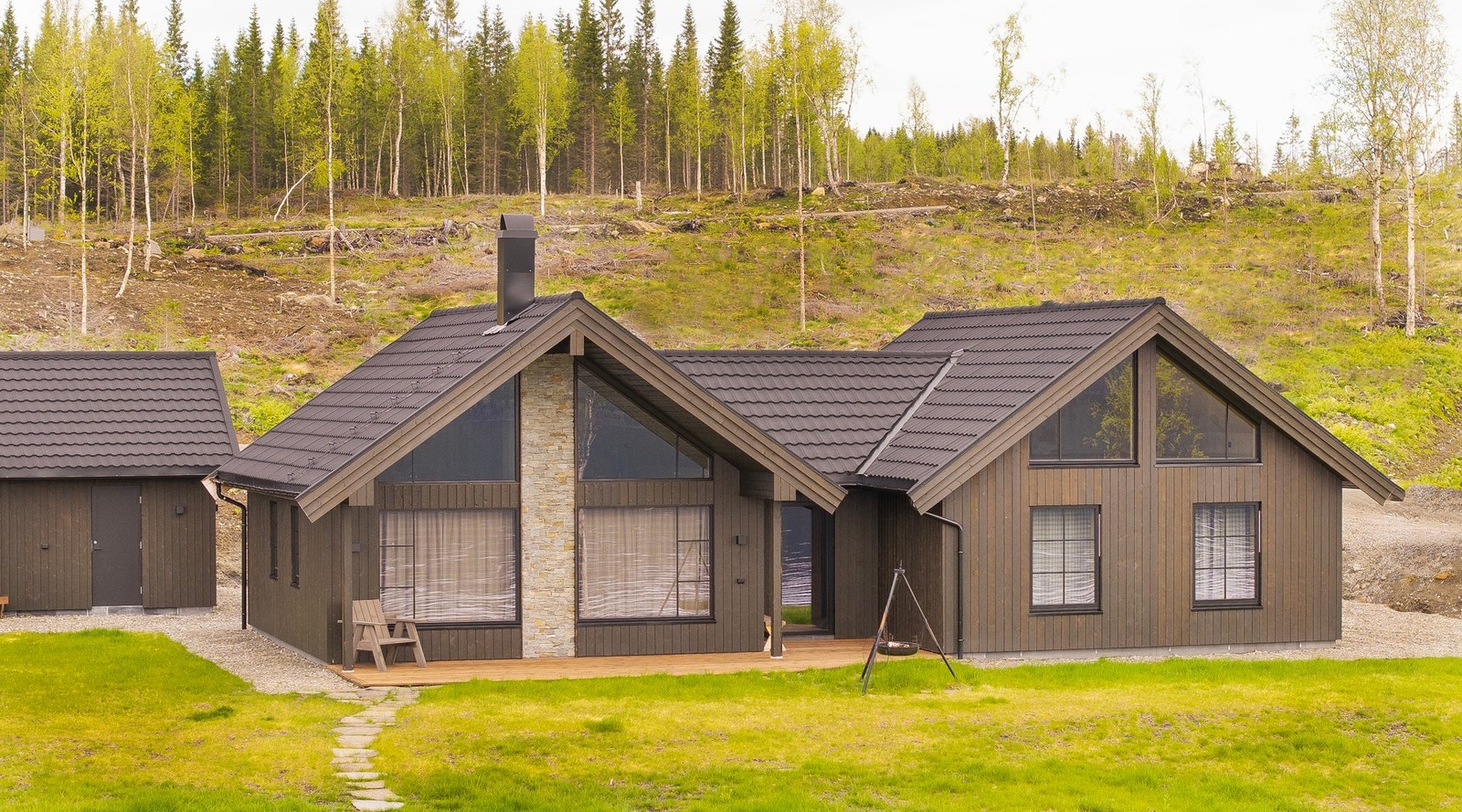 Hytta ble oppført i 2023 og holder en høy og moderne standard av god kvalitet Galleribilde