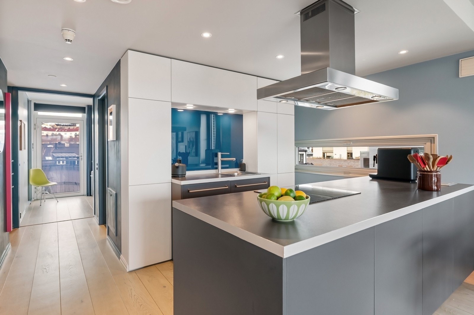 Eksklusivt kjøkken med innredning fra Poliform Varenna, levert av Expo Nova. Galleribilde