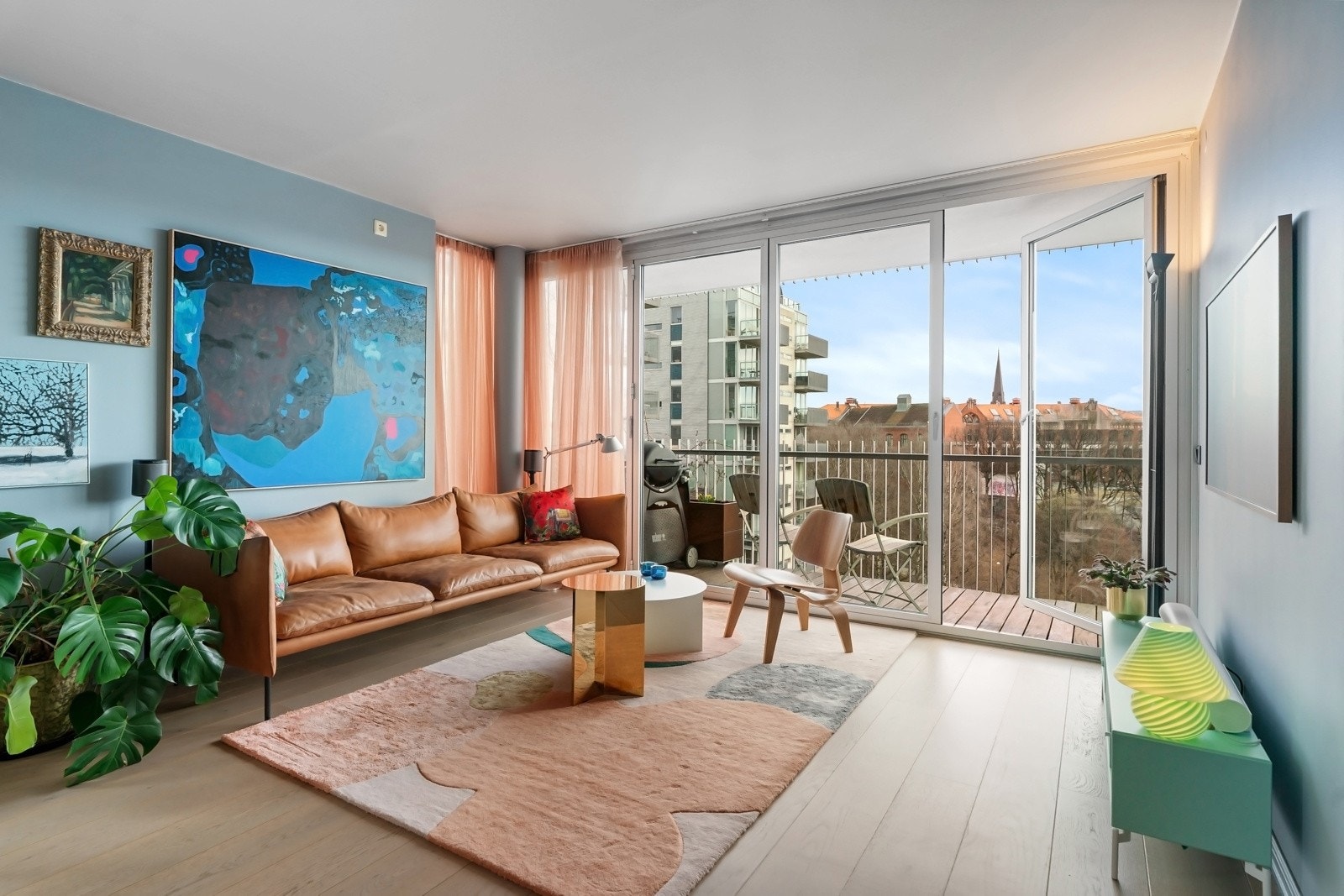 Glassdøren fra kvalitetsleverandøren Wicona kan skyves helt til side, slik at rommene går i ett. Galleribilde