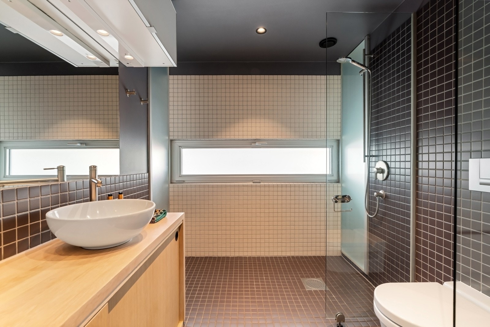 Romslig og stilrent baderom med benk i heltre eik fra Hole design - Plassbygget skyvedørsfront. Galleribilde