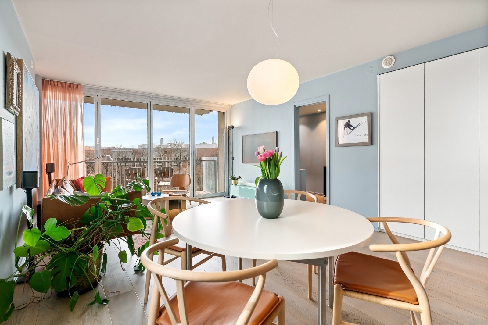 God plass til spisebord i overgangen mellom kjøkken og stue. Galleribilde