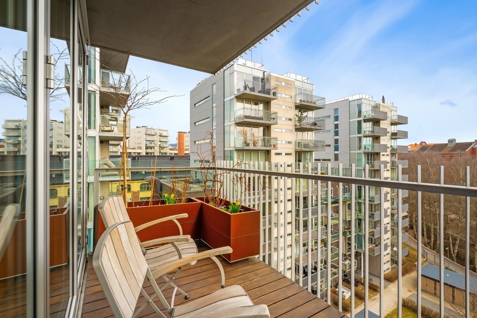 Sørøstvendt balkong på ca. 7 m² med fin plass til stort utemøblement. Galleribilde