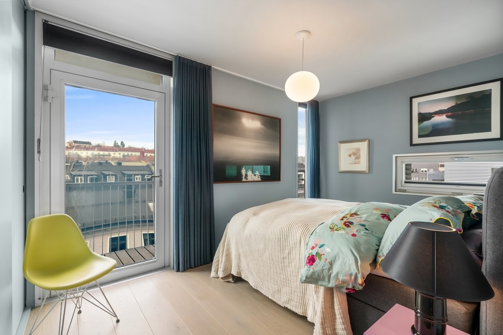 Stort hovedsoverom med utgang til nordvestvendt balkong på ca. 4 m². Galleribilde