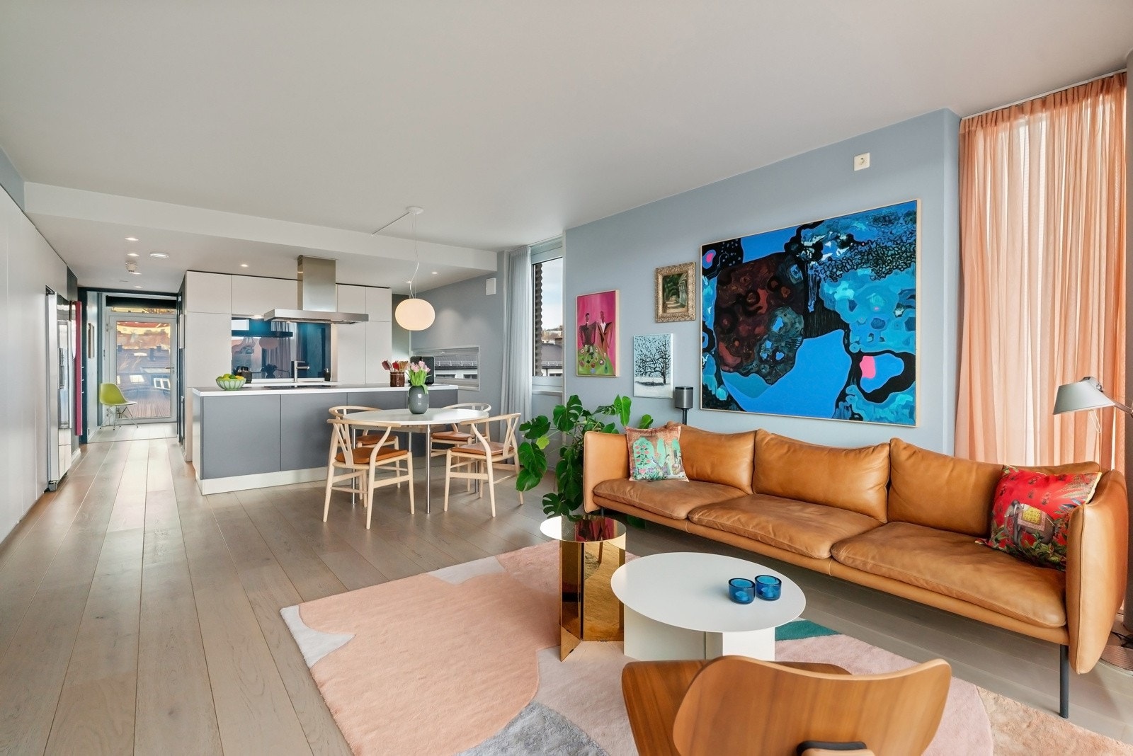 Store vindusflater fra tre himmelretninger sørger for herlig gjennomlys. Galleribilde