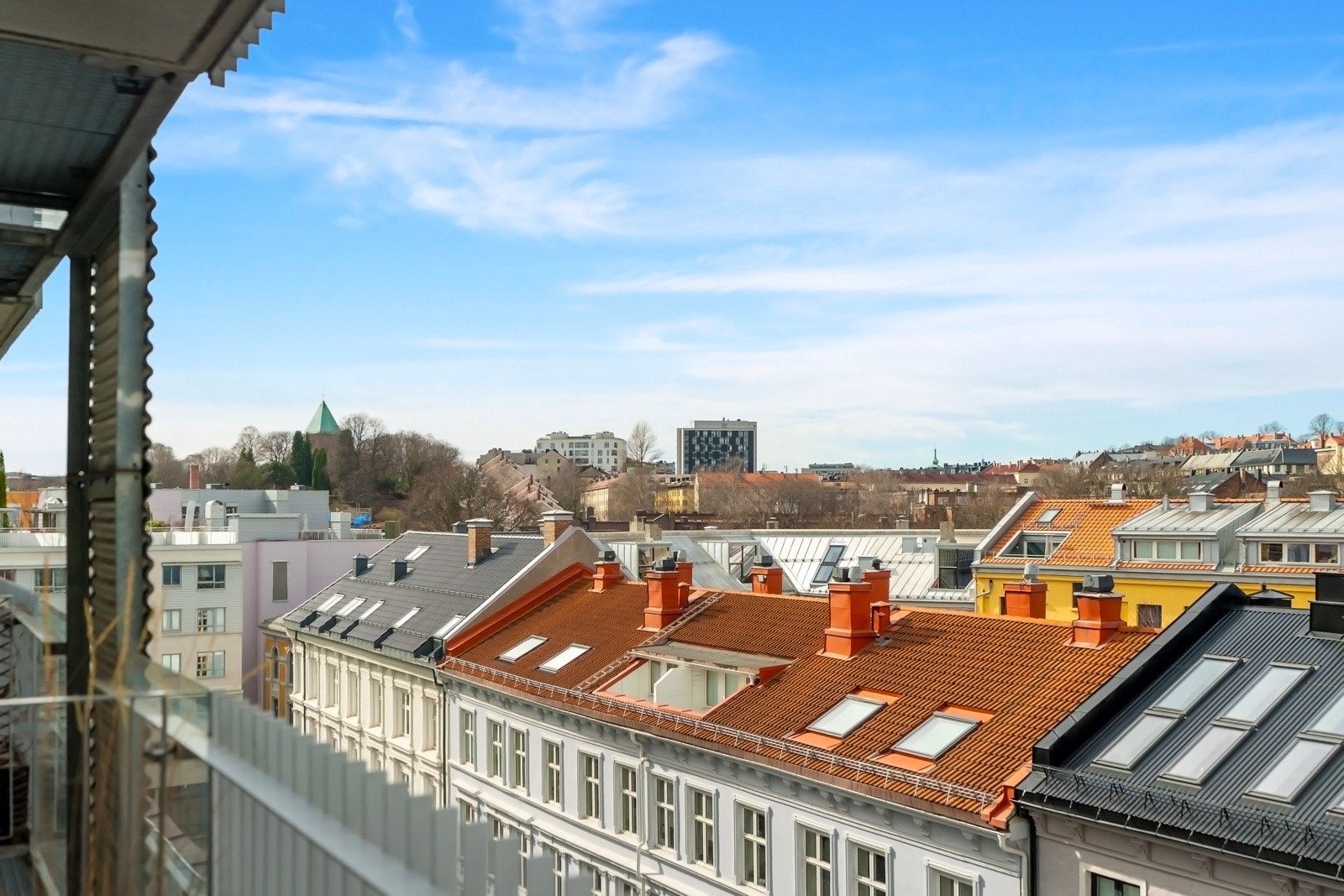 Flott utsikt over Akersbakken, Aker kirke og mot St. Hanshaugen. Galleribilde