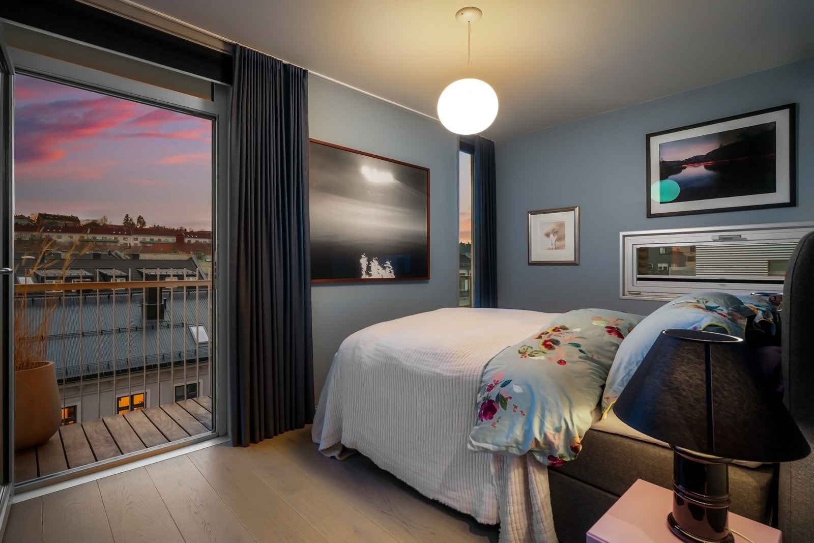 Hovedsoverom av god størrelse med utgang til nordvestvendt balkong. Galleribilde