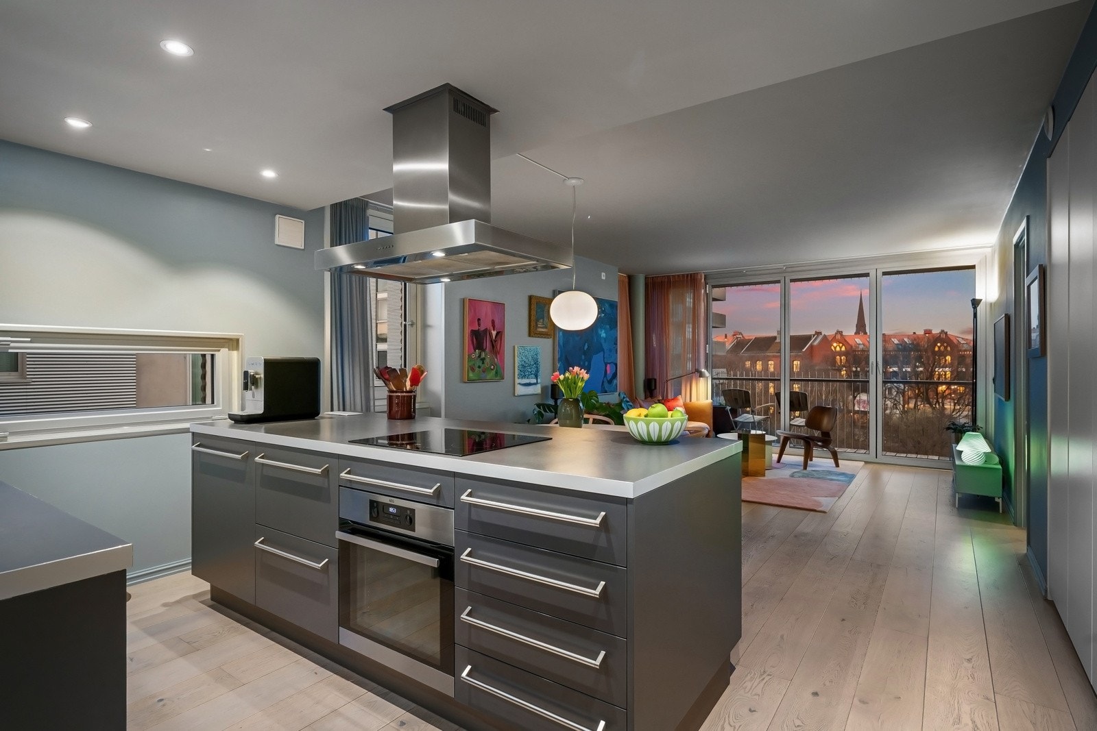 Vindusflater i tre himmelretninger og helt skjermet for direkte innsyn. Galleribilde