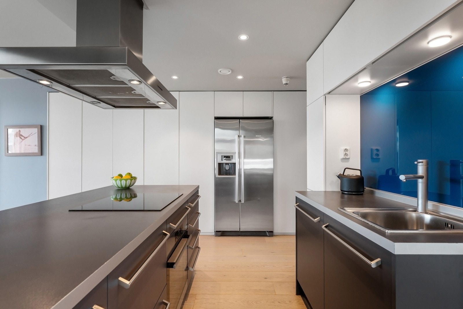 Side-by-side kjøl-/fryseskap - Plassbygde skap fra Garderobeeksperten. Galleribilde