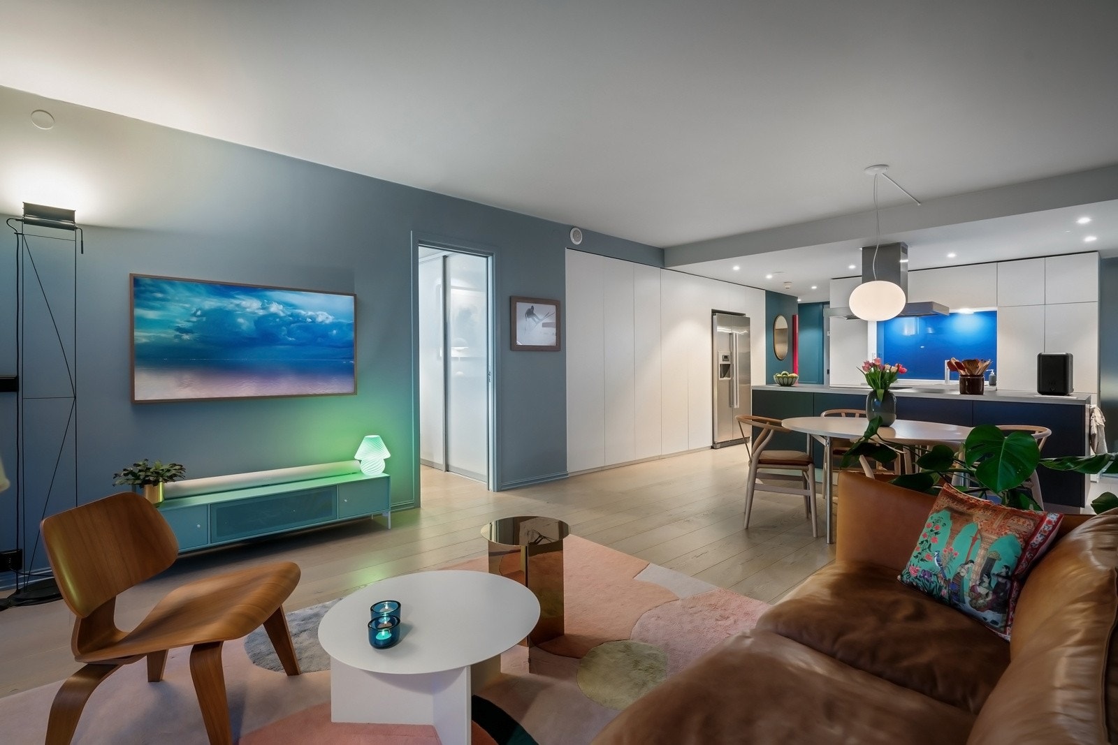 God plass til stor salong med tilhørende møblement og stort spisebord. Galleribilde