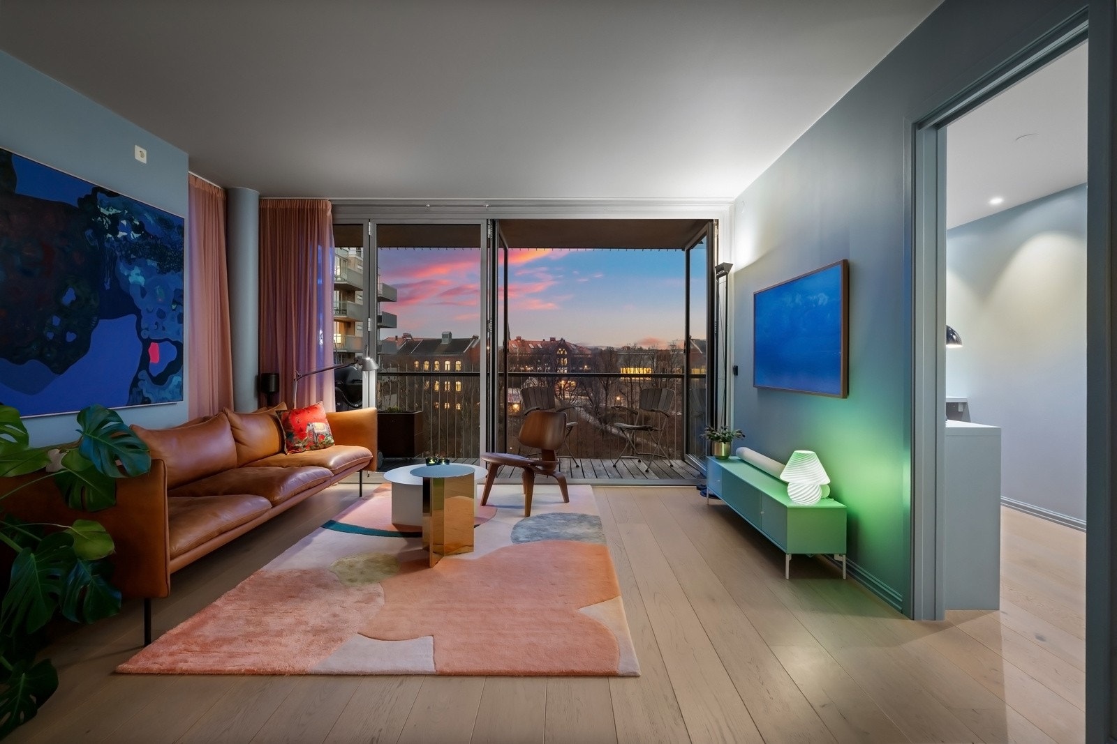 2 balkonger med vidstrakt utsikt over nærområdet og Oslo by - Tilsammen sol fra første soltime til sen kveld midtsommers. Galleribilde