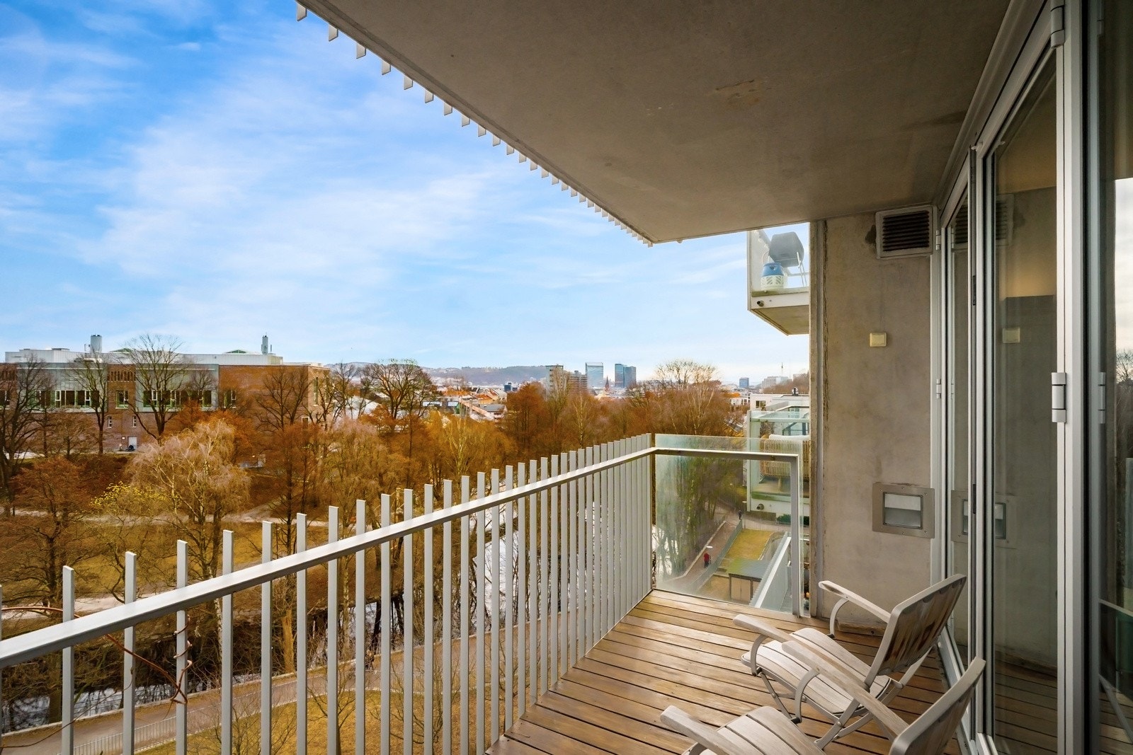 Luftig balkong med idyllisk og frodig utsikt over Akerselva og Oslo by. Galleribilde