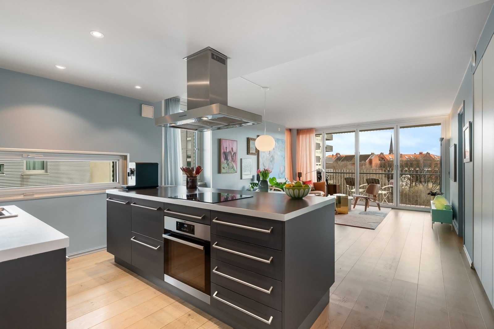 Massiv kjøkkenøy med rikelig lagring på begge sider - Helt skjermet utsikt i front. Galleribilde