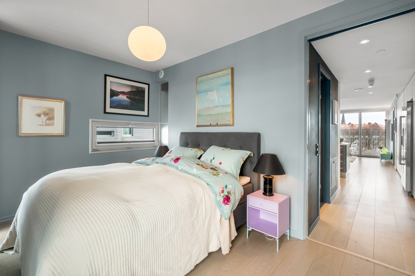 Boligen er i regi av dagens eiere malt i en nydelig fargepalett. Galleribilde