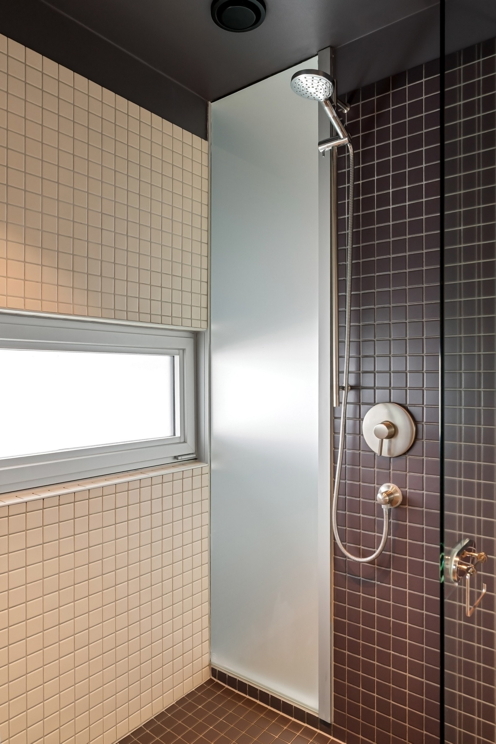 Stor dusjnisje med frostet glass ut mot kjøkken. Galleribilde