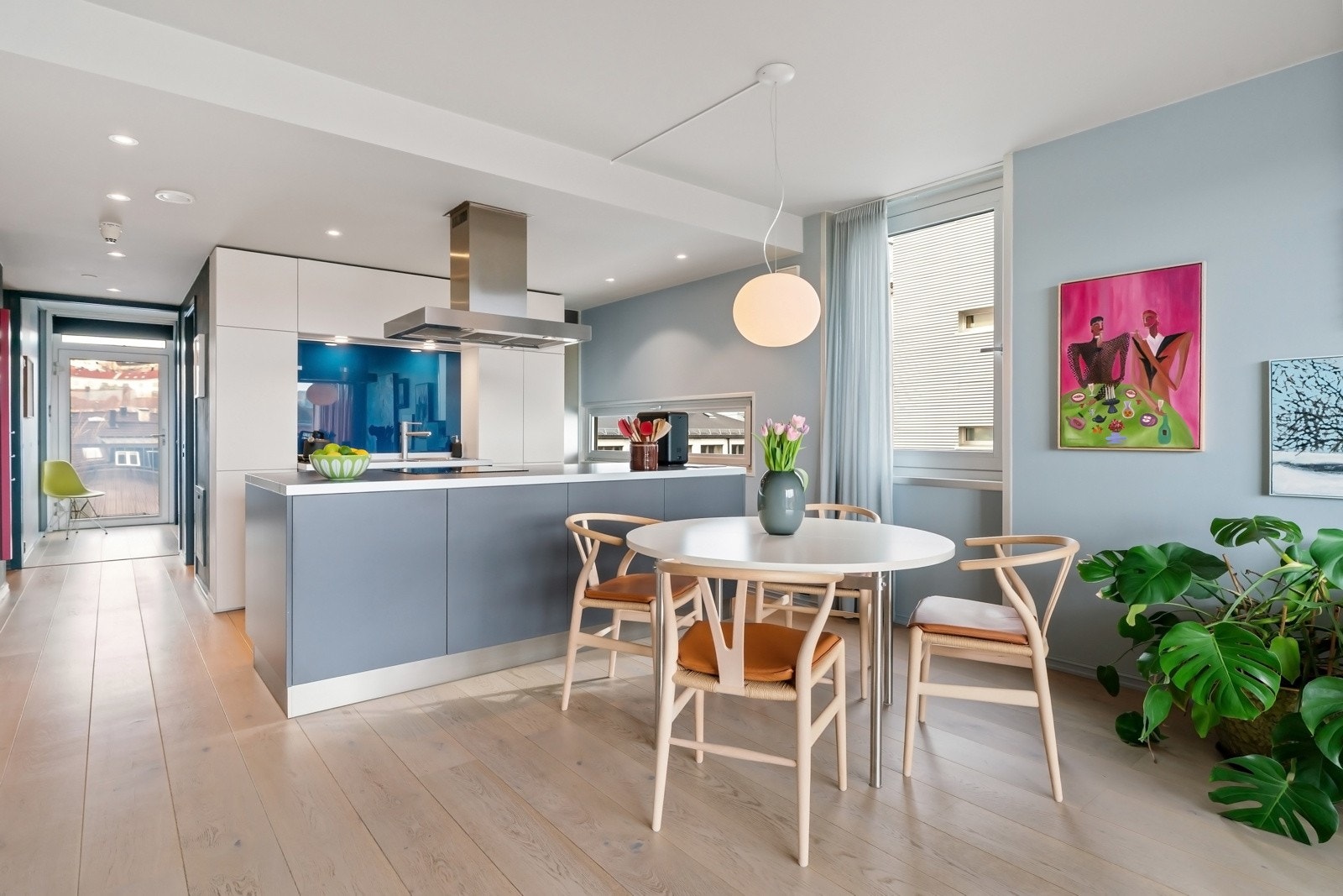 Eksklusivt kjøkken med innredning fra Poliform Varenna, levert av Expo Nova. Galleribilde