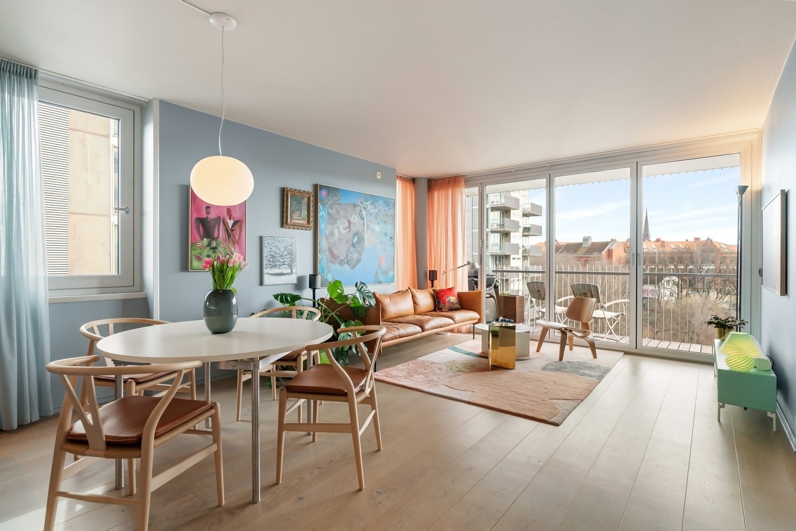 Stuen er av god størrelse og lar seg møblere i flere soner med stort møblement. Galleribilde