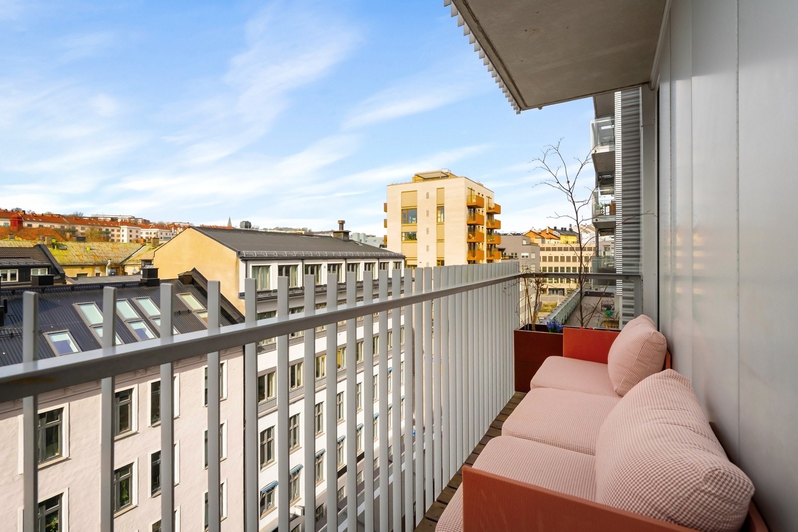 Fin plass til utemøblement og luftig utsikt. Galleribilde