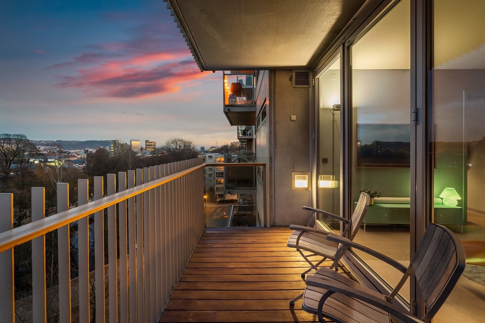 Balkongen er på 7 m² og har god plass til utemøblement. Galleribilde