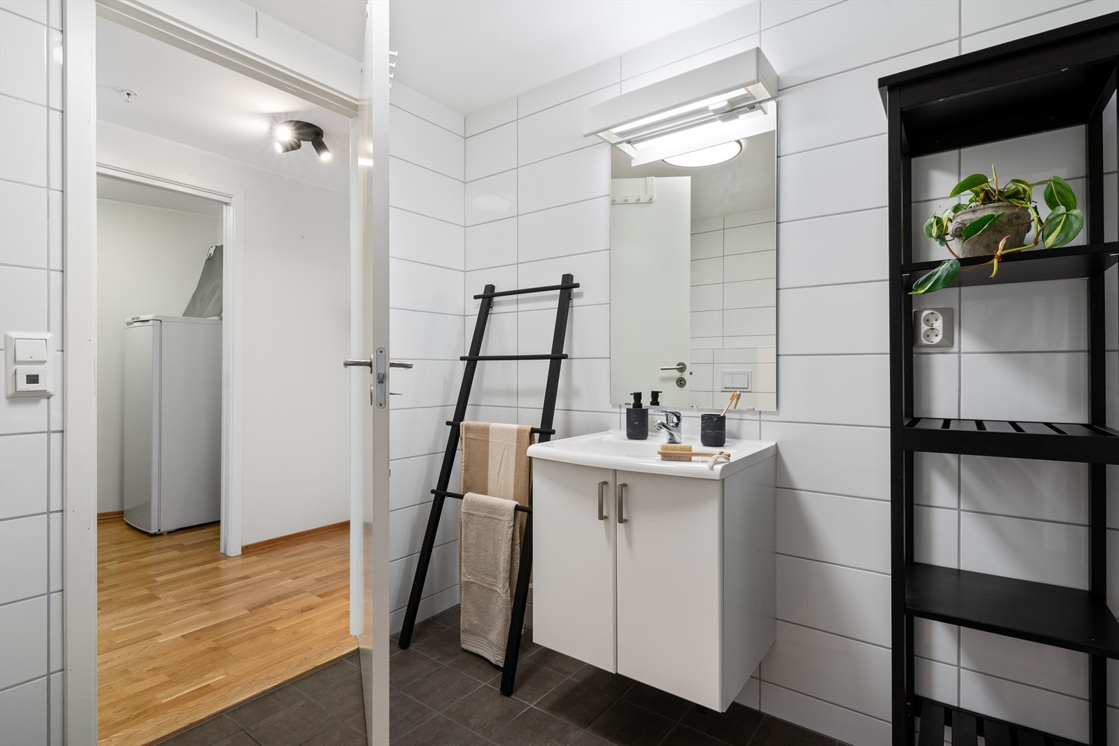 - Badet måler 6,1m² og har behagelig varme i gulvet - Galleribilde