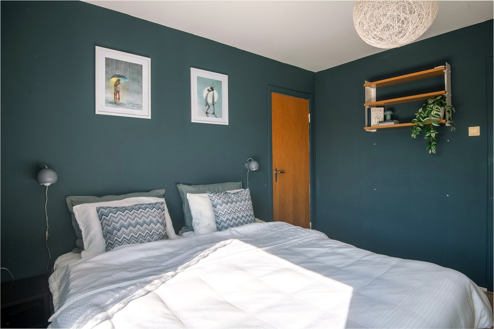 Hovedsoverommet er av den generøse typen og gir rikelig plass til en stor dobbeltseng, nattbord og skyvedørsgarderobe. Galleribilde