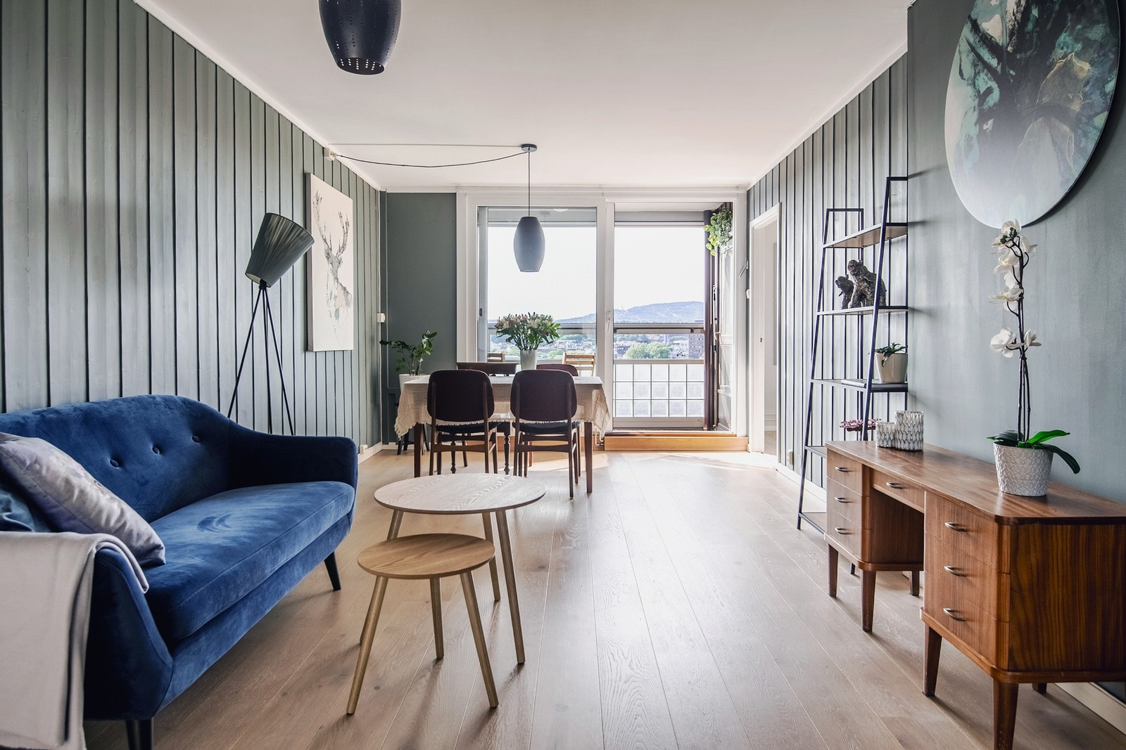 Stuen får rikelig med lys fra et stort vindu og skyvedøren til balkongen. Galleribilde