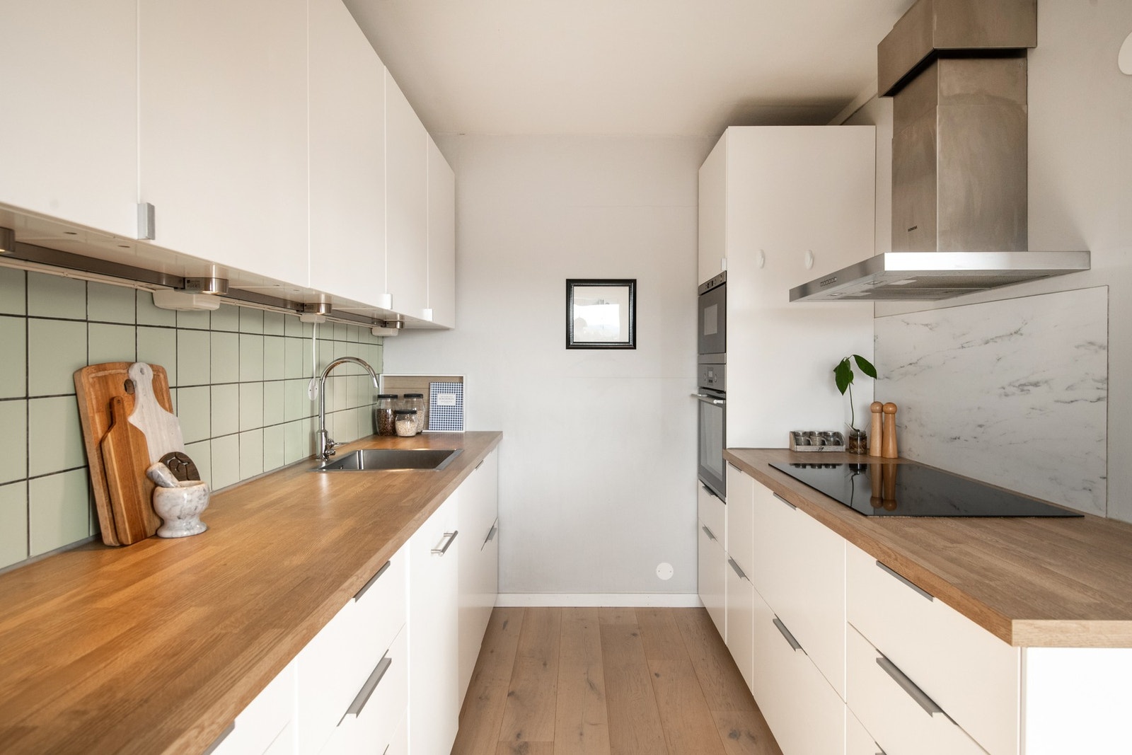 Kjøkkeninnredningen er fra 2015 og består av moderne, glatte fronter kombinert med en laminert benkeplate. Galleribilde