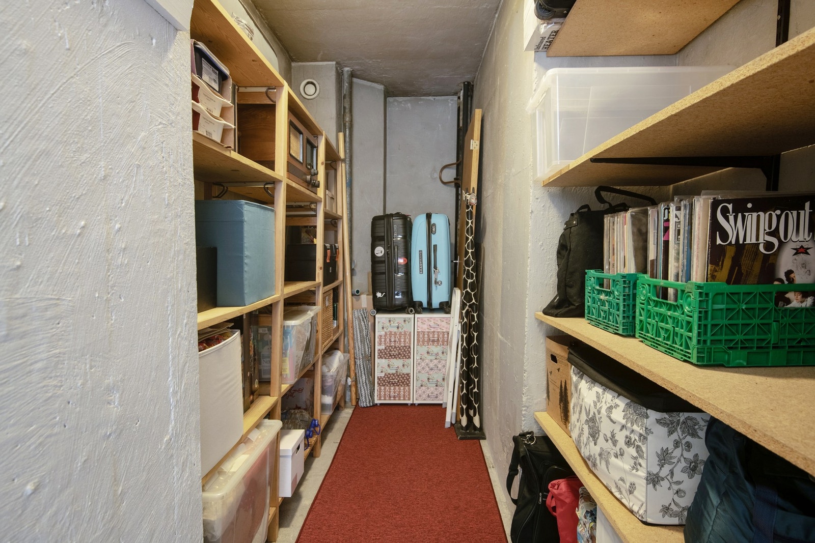 I bakkant av hovedsoverommet har du en stor bod som er innredet med hyller langs veggene og plassbygd garderobeskap samt fryser. Her får du plass til mye! Galleribilde