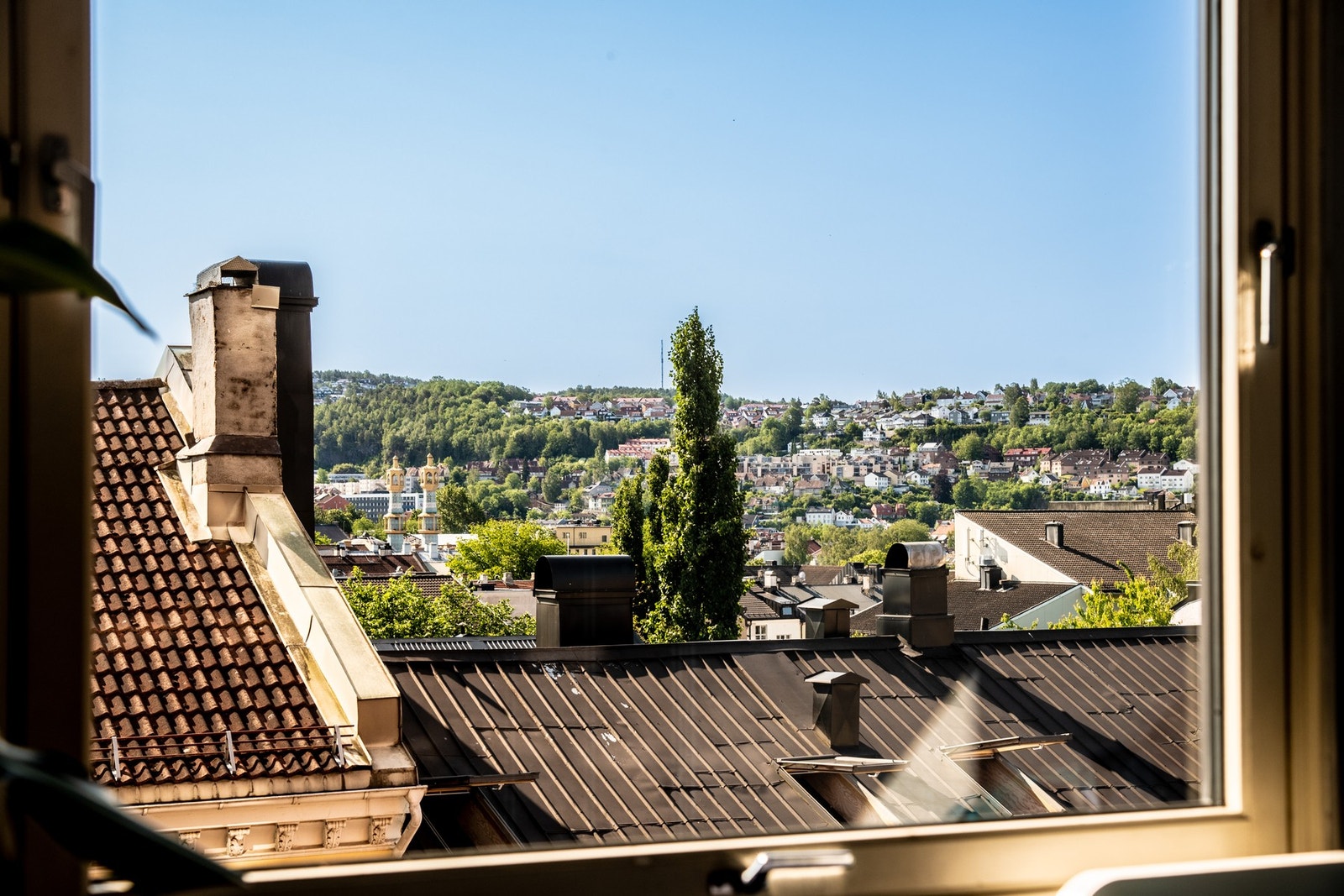 Flott utsyn fra begge soverommene. Her våkner du opp med vakker morgensol. Galleribilde