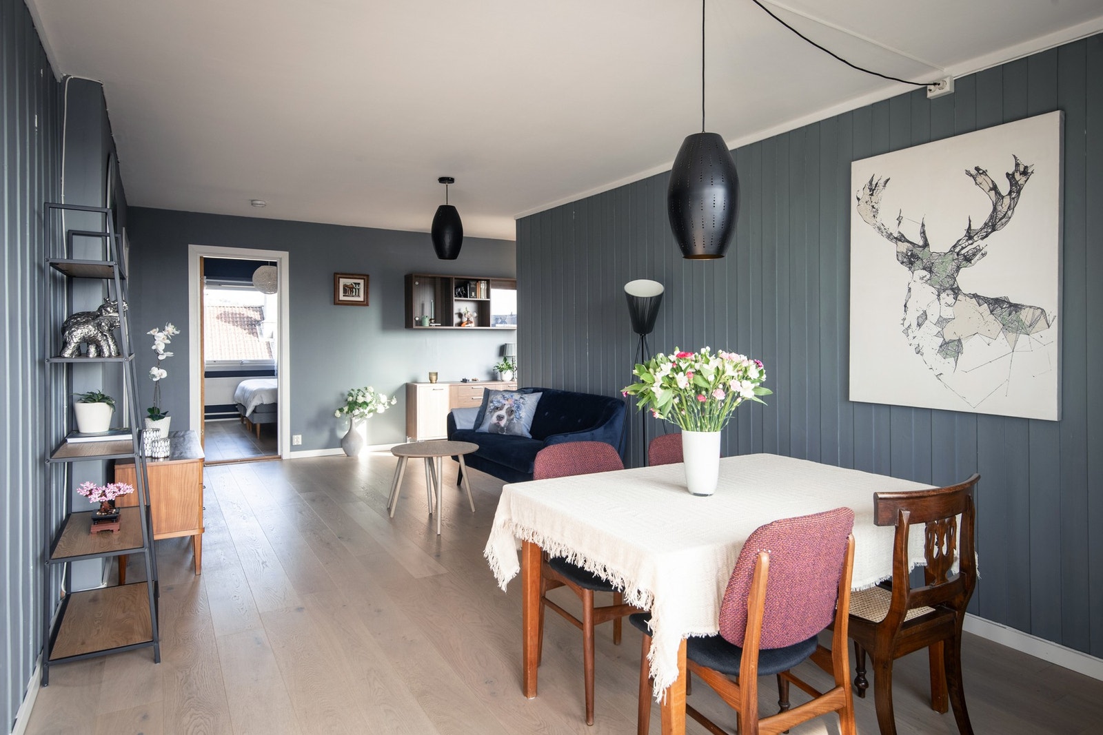 Stuen har svært gode møbleringsmuligheter med plass til en sofagruppe med stuebord og TV-løsning, samt en naturlig sone for spisebord i forlengelsen mot kjøkkenet. Galleribilde