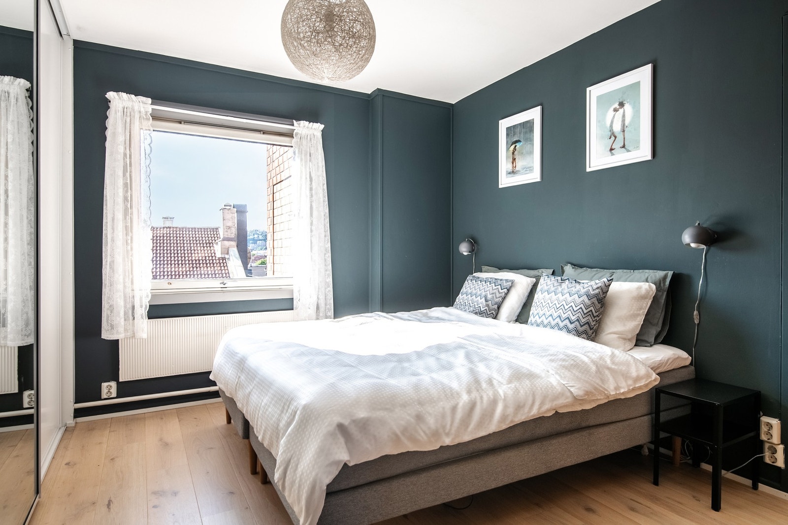 Boligen har to gode soverom, begge av komfortabel størrelse og med gode innredningsmuligheter. Avbildet er hovedsoverommet. Galleribilde