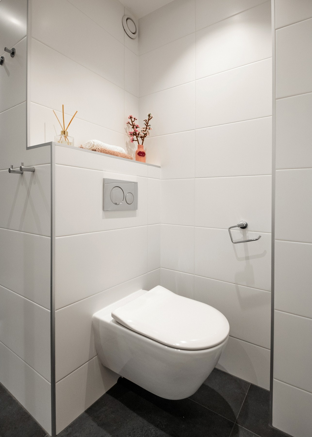 Gulvet er flislagt og har gulvvarme for økt komfort, og veggene har store 60x30-fliser. Galleribilde