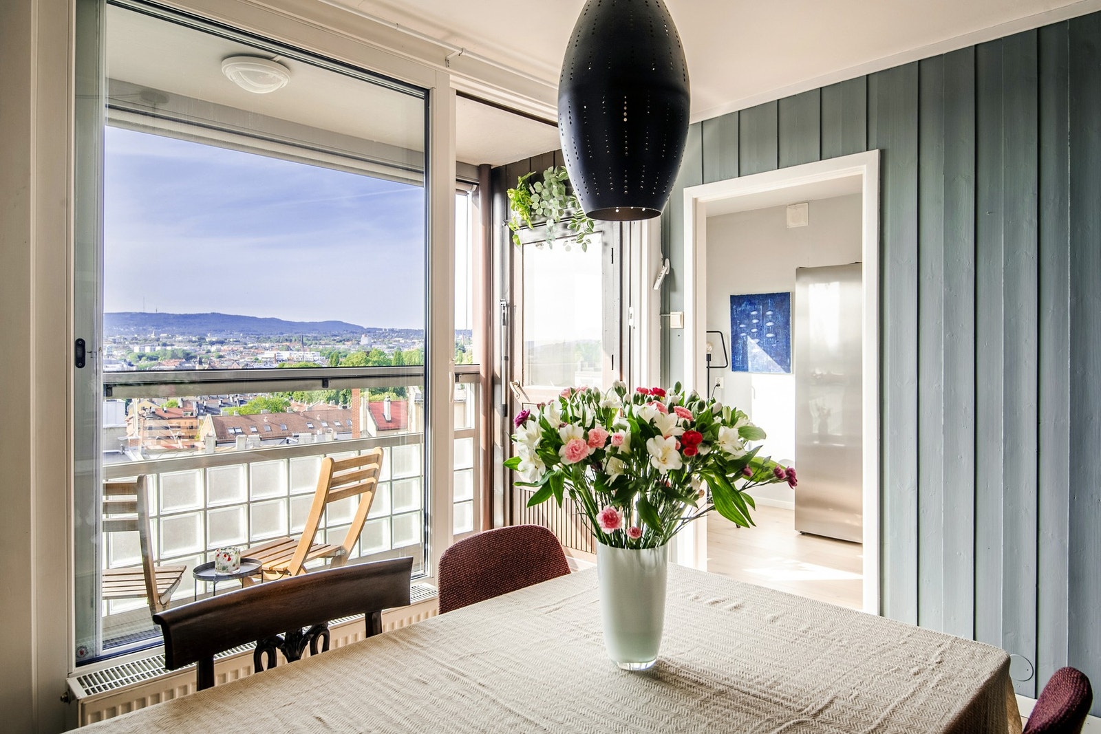 Dette er en stor og innholdsrik utsiktsleilighet i et ettertraktet og veldrevet borettslag på Enerhaugen. Galleribilde