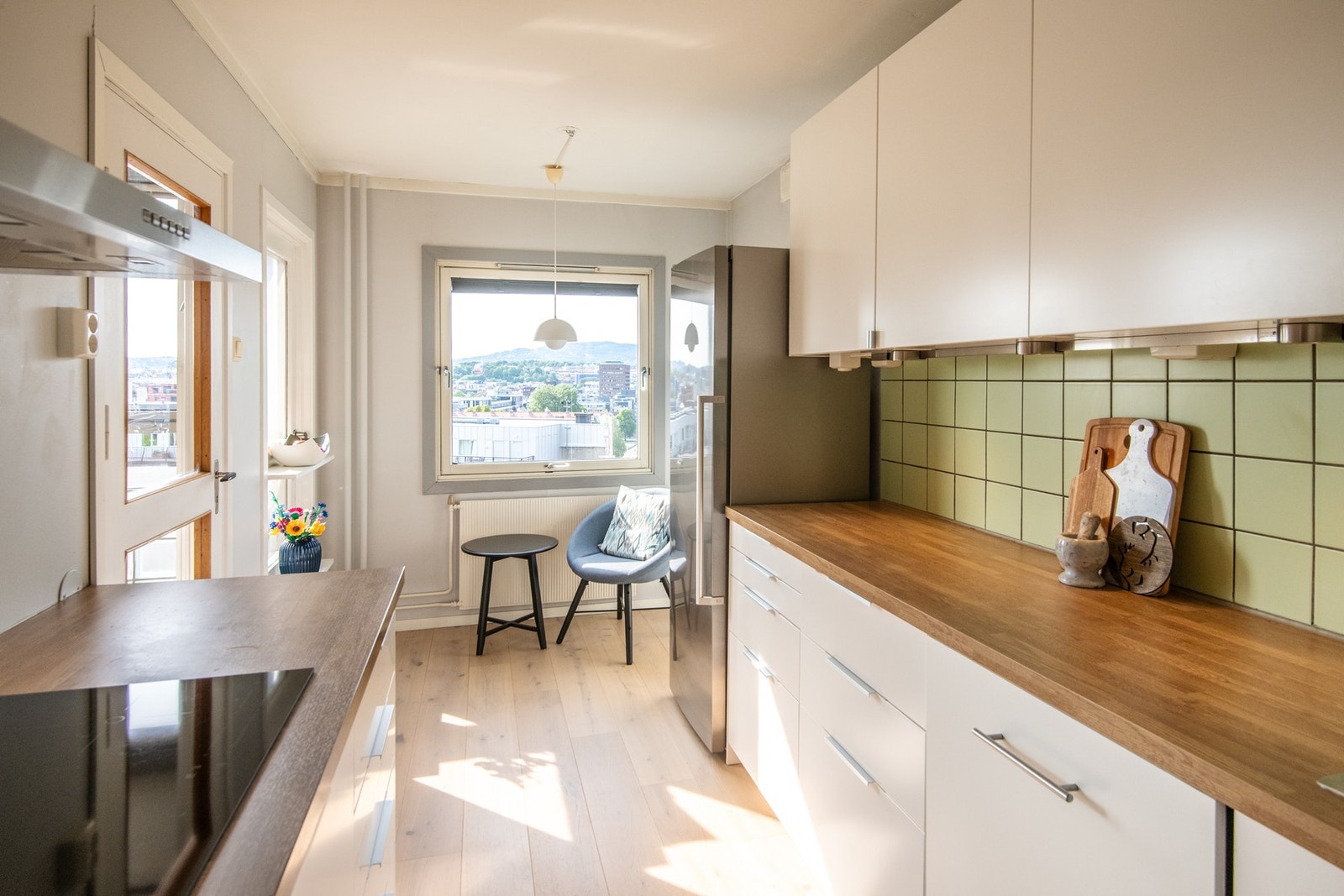 Foran kjøkkenvinduet er det plass til et spisebord, hvor du kan nyte dagens måltider med utsikt over byen. Galleribilde