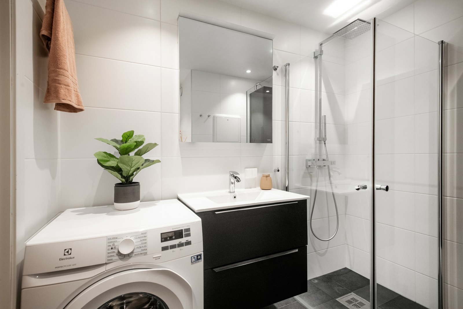 Badet ble utvidet og renovert av Strømmen Bad og Rørlegger i 2019. Galleribilde