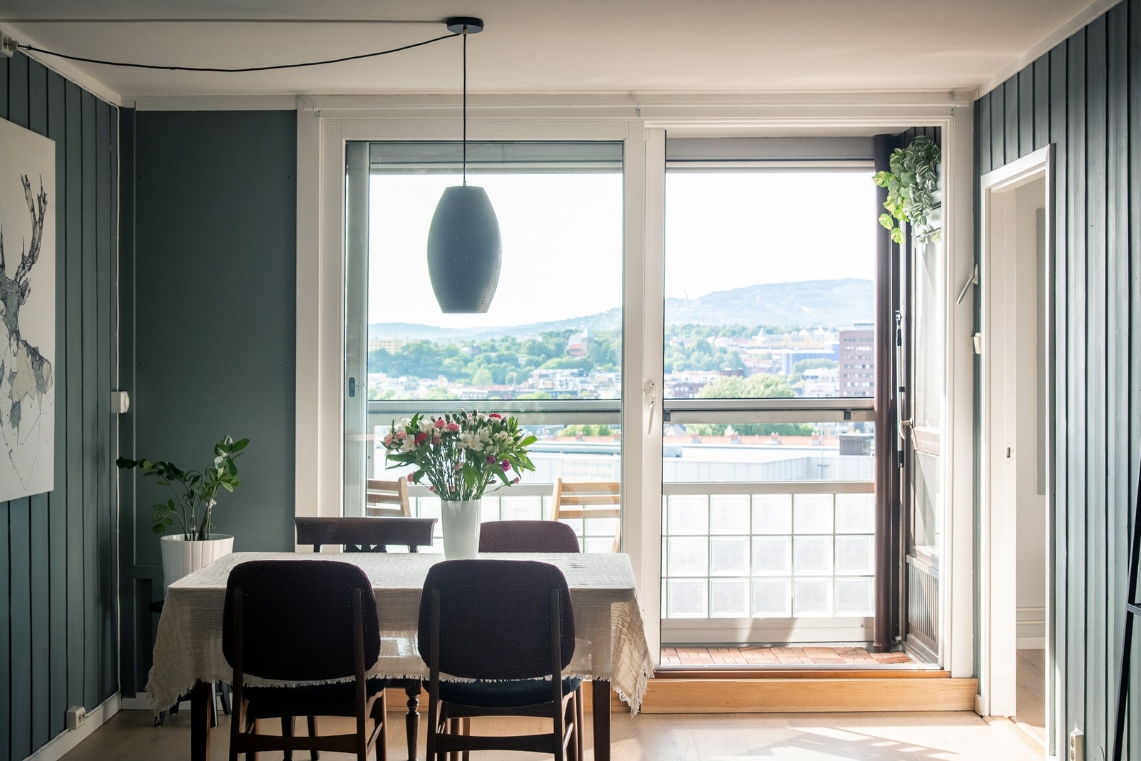 Stuen fremstår som et herlig og innbydende oppholdsrom med god atmosfære og gjennomtenkt planløsning. Legg merke til leilighetens usjenerte beliggenhet. Galleribilde