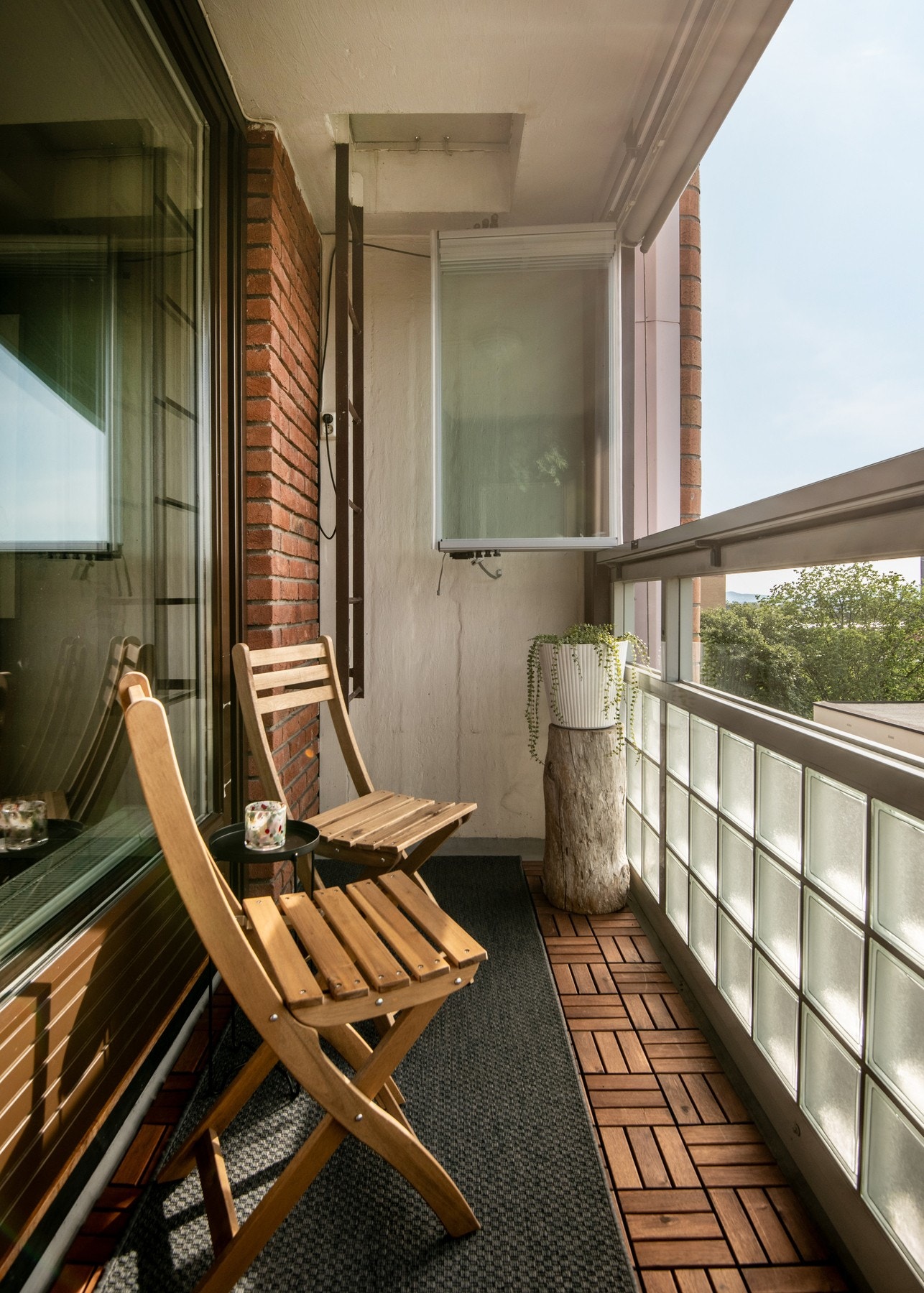 Nordvestvendt balkong på ca. 4m². Med innglassingen får du et lunt og skjermet uterom som kan benyttes store deler av året. Galleribilde