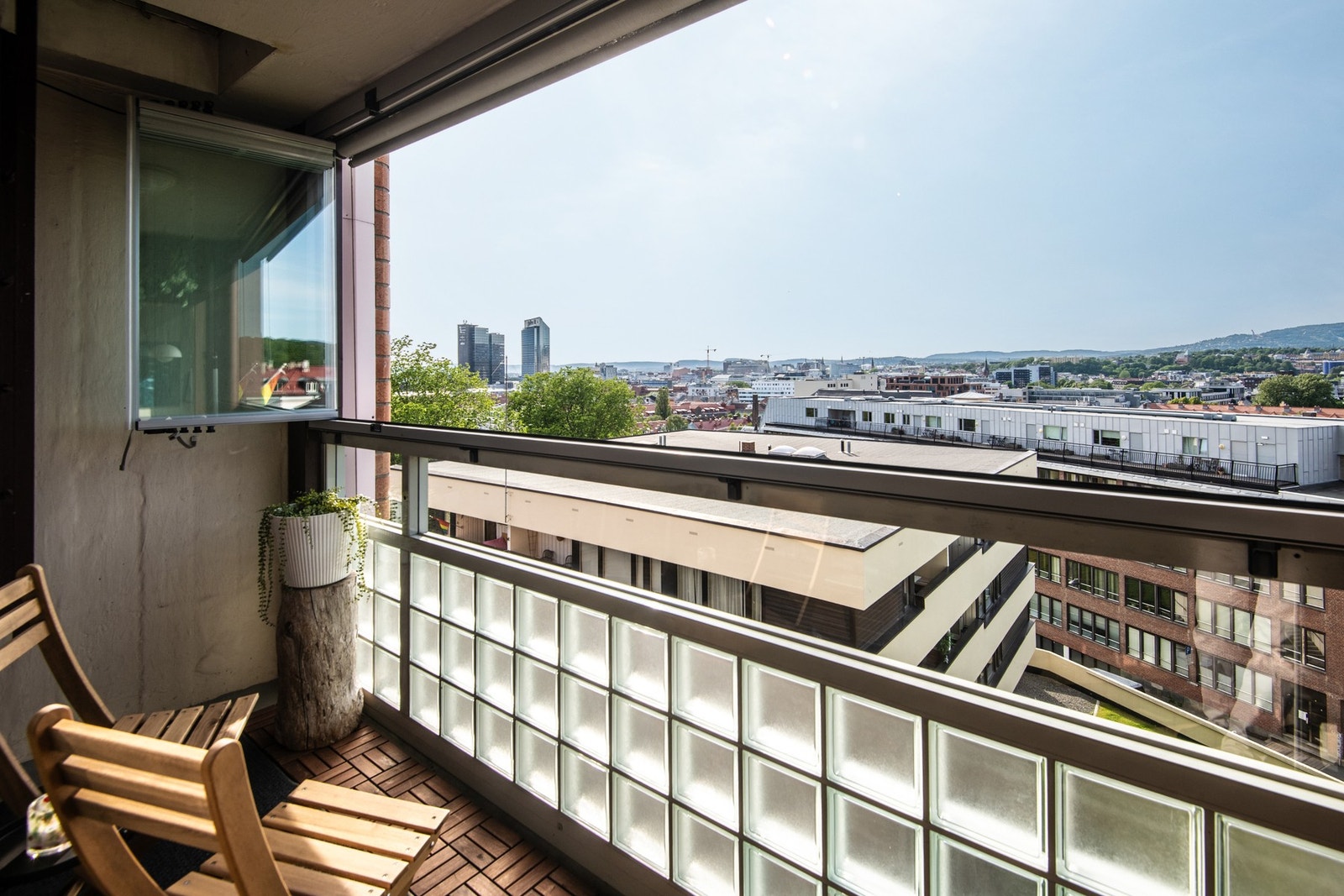 Her nyter du sol fra ettermiddag til solnedgang, og den høye beliggenheten gir et fritt og flott utsyn over Oslo by. Galleribilde