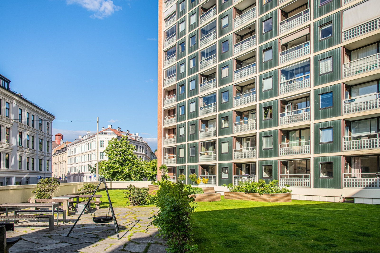 Flotte fellesarealer opparbeidet med grøntareal og flere sitteplasser for beboerne. Galleribilde