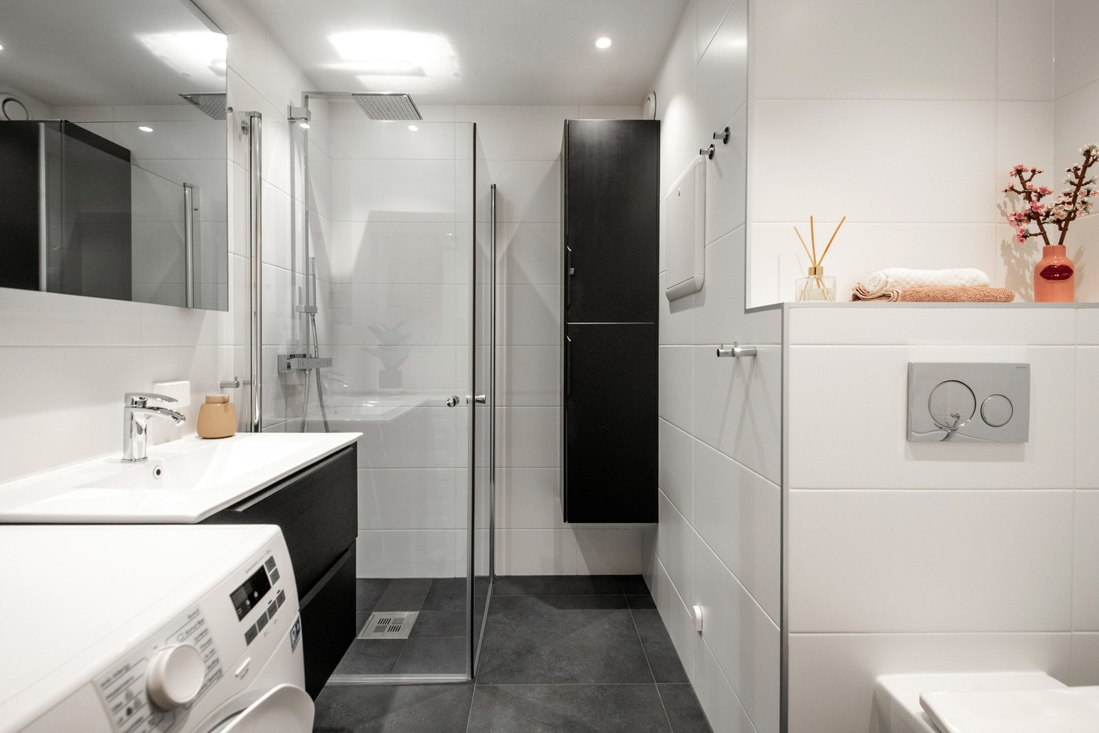 Badet er bl.a. utstyrt med en dusjnisje med glassdører, vegghengt toalett og opplegg for vaskemaskin. Galleribilde