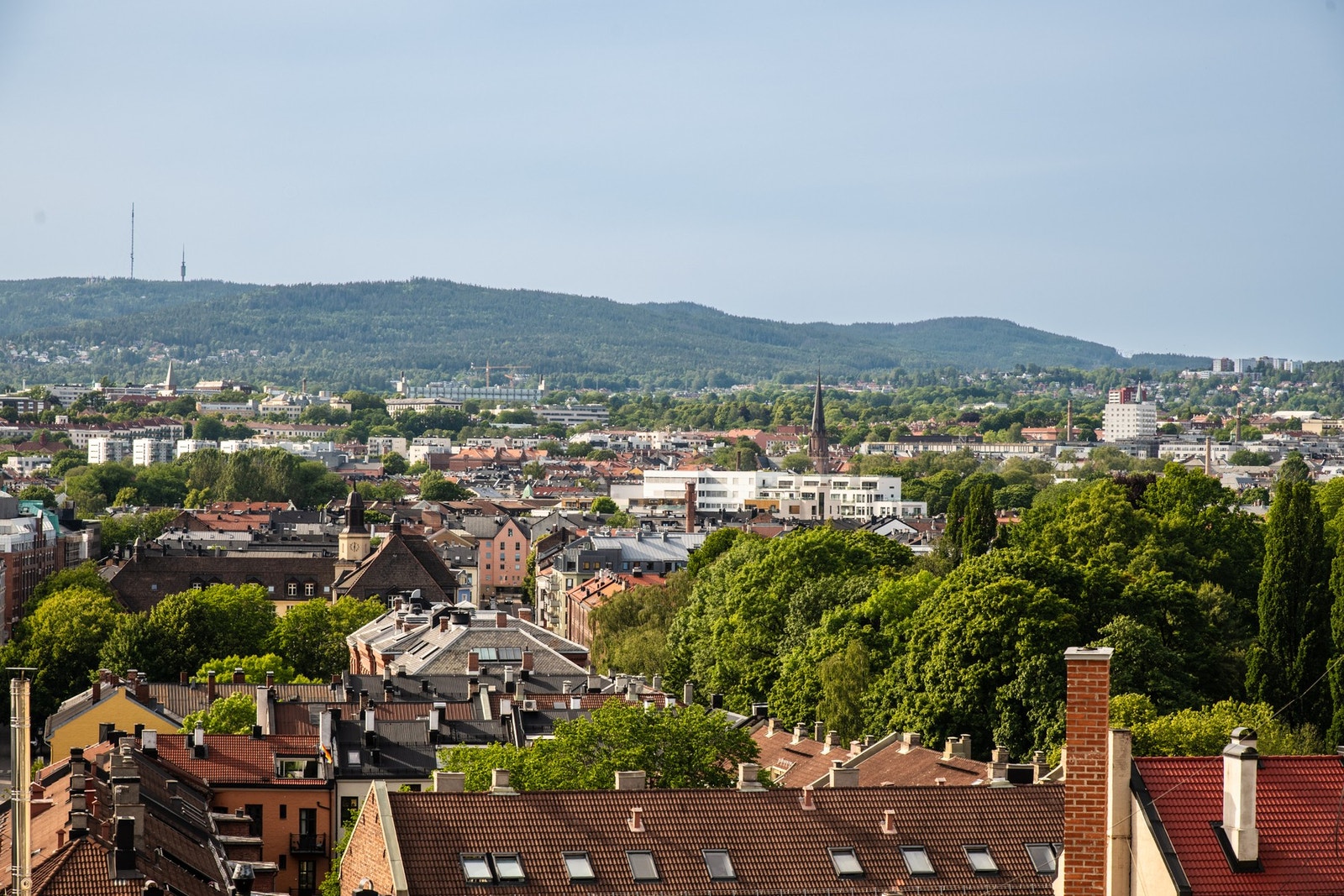 Balkongen ligger over foranliggende bebyggelse, noe som gir en luftig og åpen følelse. Panoramautsikten strekker seg fra Oslo sentrum mot Holmenkollen, Nordmarka og Grefsenkollen. Galleribilde