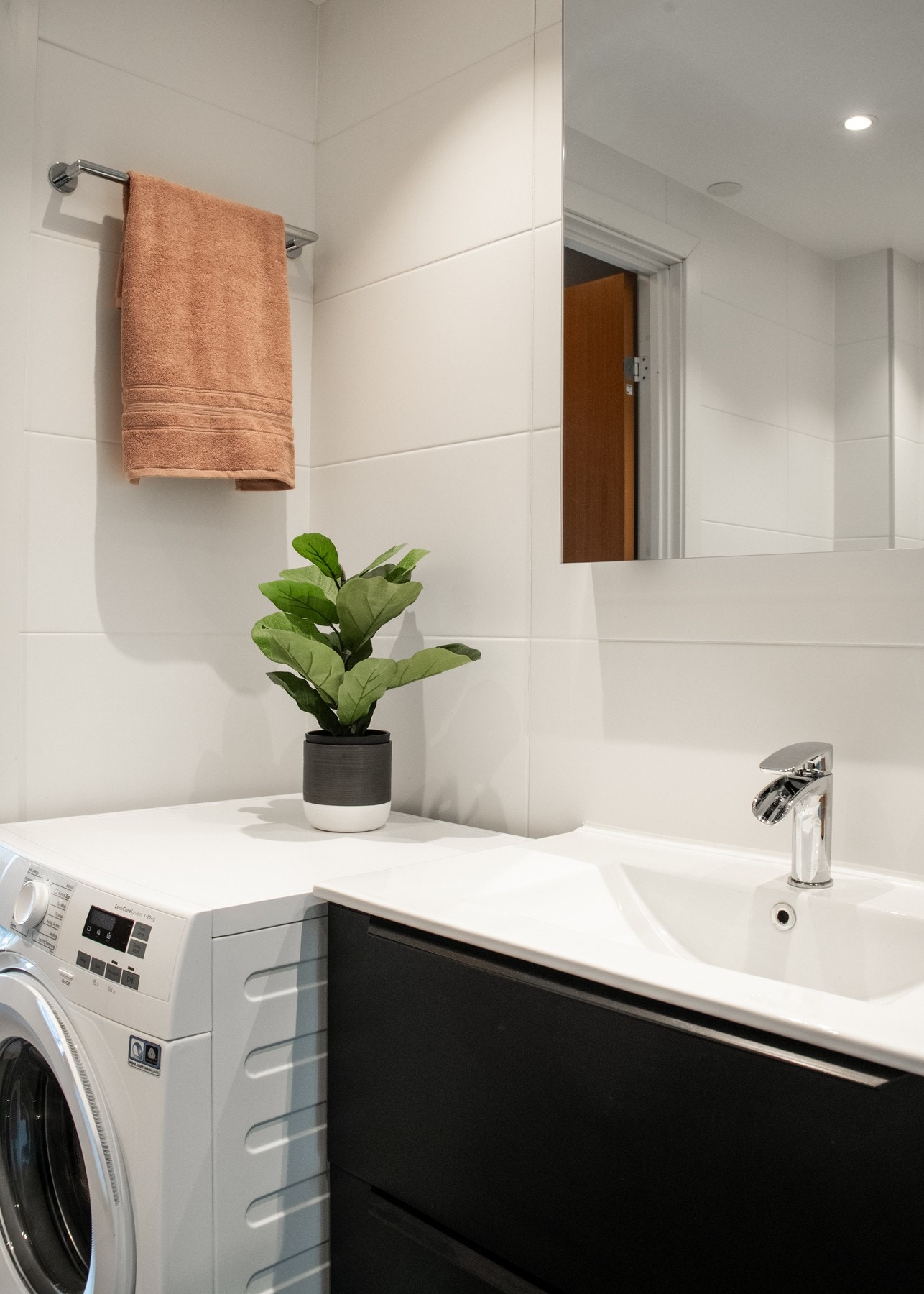 Stilrent og moderne baderom tidløs utforming. Galleribilde