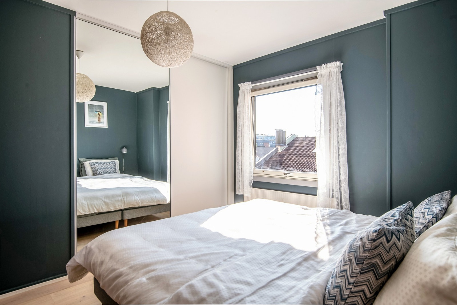 Et stort vindu sørger for behagelig lysinnslipp, og de mørkeblå veggene gir rommet et rolig og harmonisk preg. Galleribilde