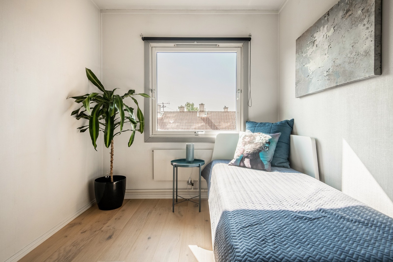 Soverom 2 har god størrelse og plass til både seng, nattbord og skrivebord. Galleribilde