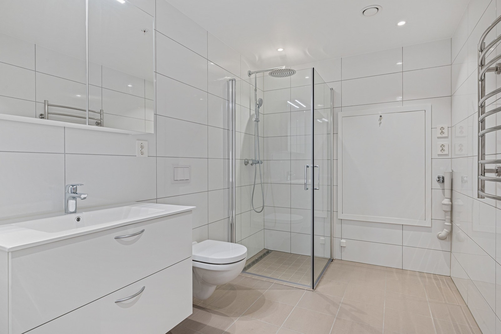 Stort bad med plass til vaskemaskin og tørketrommel. Galleribilde