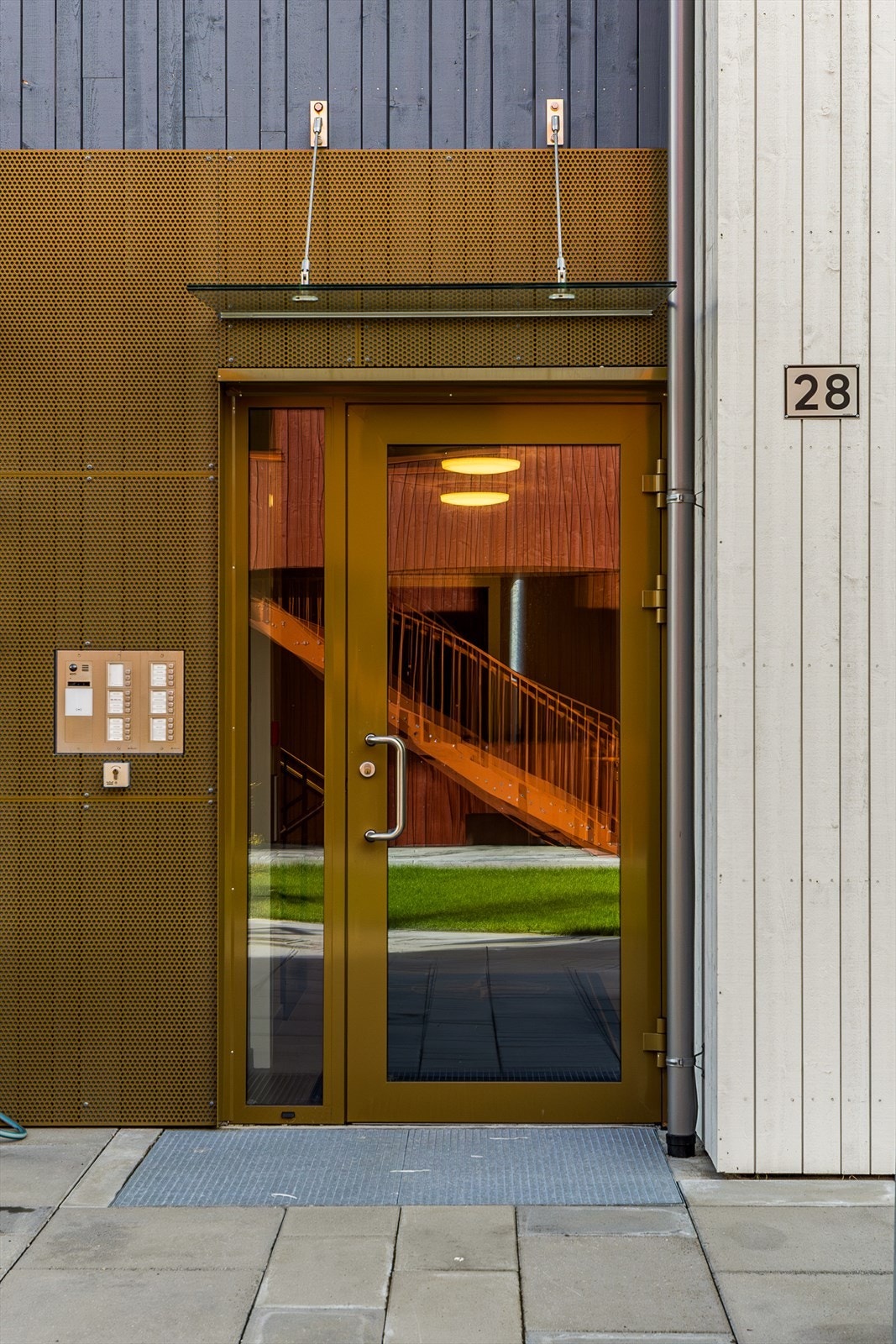 Enkel inngang fra fellesarealer eller direkte fra parkeringskjeller med heis. Callinganlegg. Galleribilde